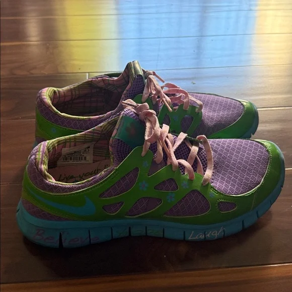 Women’s Nike purple “live love laugh” hearts and flowers in size 9.5 - Picture 2 of 7